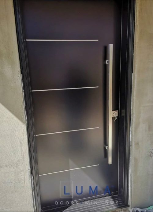 Modern single steel door. painted kaycan commercial brown exterior. Uno 4 aluminum lines design on flush slab. 48 inch square design silver pull bar